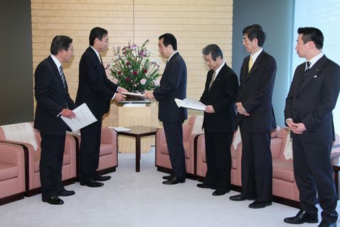 長野県知事から要請書を受け取る菅総理