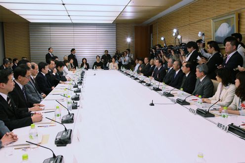 社会保障改革に関する集中検討会議であいさつする菅総理3