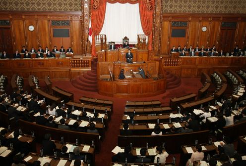 参議院本会議で答弁する菅総理2