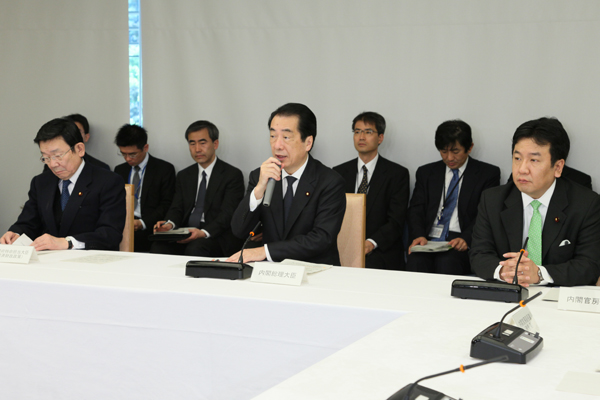 経済情勢に関する検討会合であいさつをする菅総理1