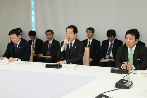 経済情勢に関する検討会合であいさつをする菅総理1