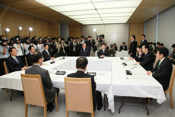 経済情勢に関する検討会合であいさつをする菅総理2