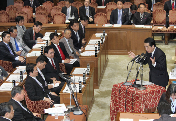 衆議院予算委員会で答弁する菅総理1