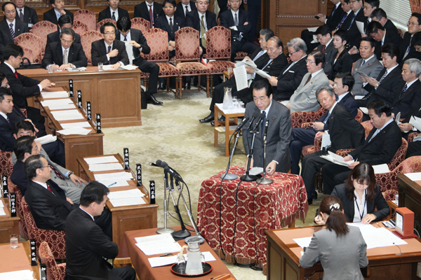 衆議院予算委員会で答弁する菅総理1