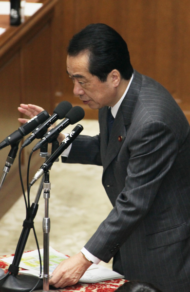 衆議院予算委員会で答弁する菅総理２