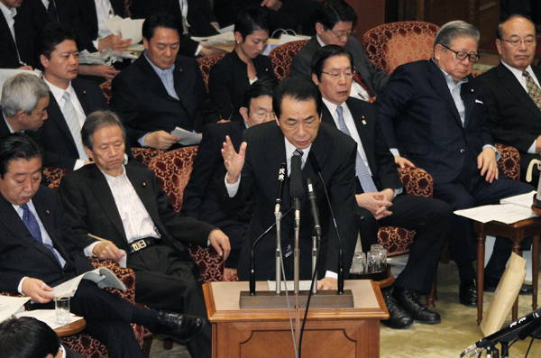 参議院予算委員会で答弁する菅総理1