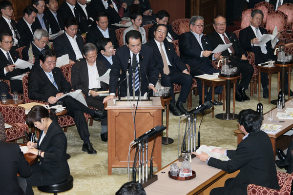 参議院予算委員会で答弁する菅総理1