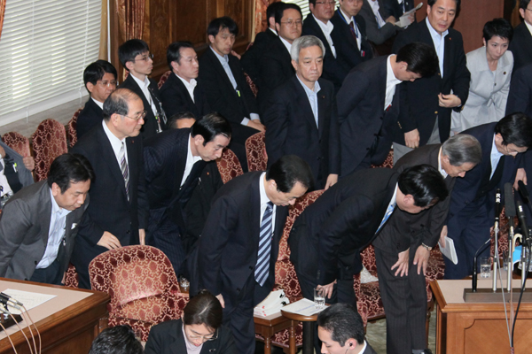 参議院予算委員会で補正予算案の可決を受けて一礼する菅総理