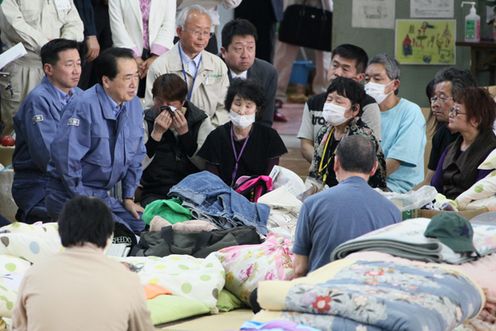 避難所で被災された方々と対話する菅総理1