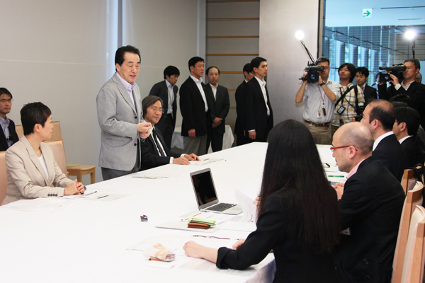 オンラインショップ関係者との懇談会であいさつをする菅総理1