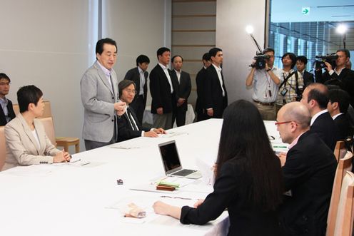 オンラインショップ関係者との懇談会であいさつをする菅総理１