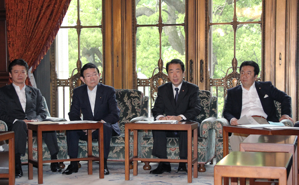 経済情勢に関する検討会合であいさつをする菅総理1