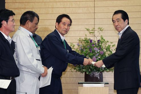 双葉町議会議長から東日本大震災に関する要望書を受け取る菅総理