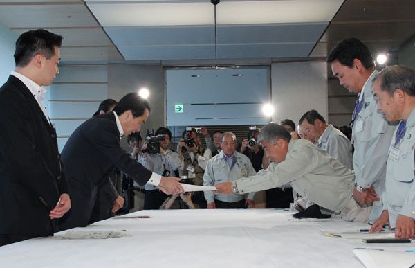 楢葉町議会議長から東日本大震災に関する要望書を受け取る菅総理