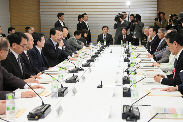 社会保障改革に関する集中検討会議であいさつする菅総理1