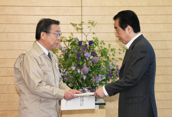 福島県知事から原子力災害に関する要望書を受け取る菅総理　