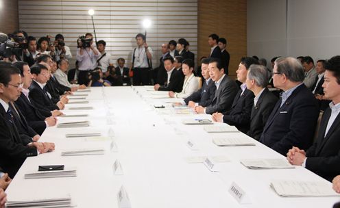 原子力災害対策本部であいさつする菅総理2