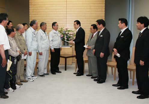 福島県浪江町議会による東日本大震災に関する要望を受ける菅総理2