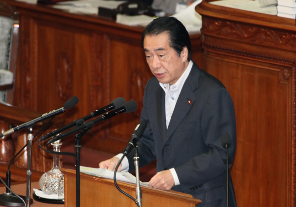 衆議院本会議で答弁する菅総理1