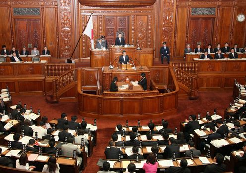 衆議院本会議で答弁する菅総理２