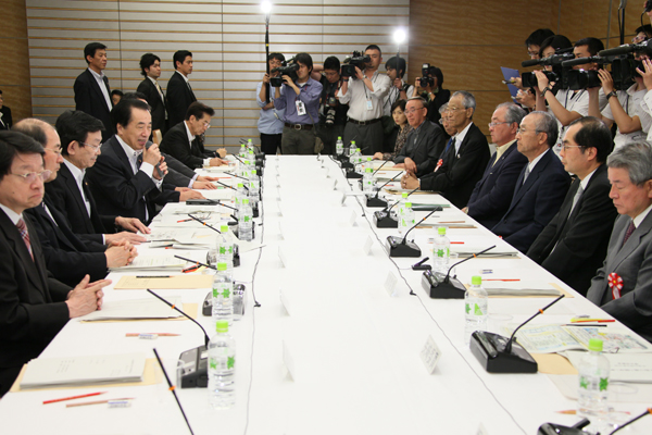 社会保障改革に関する集中検討会議であいさつする菅総理2