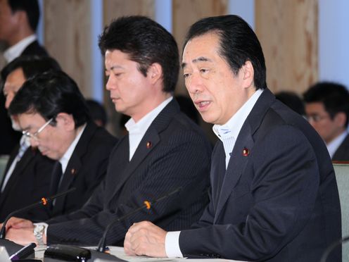 新成長戦略実現会議であいさつする菅総理1