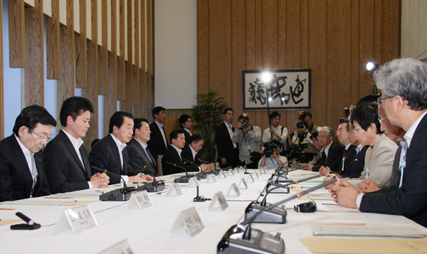 新成長戦略実現会議であいさつする菅総理2