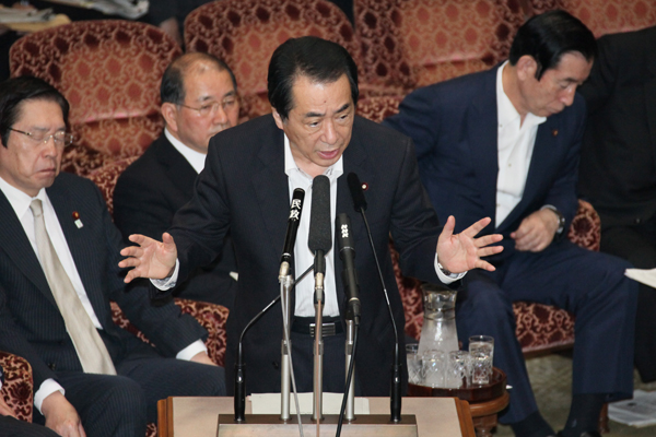 参議院予算委員会で答弁する菅総理1