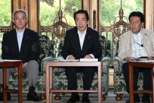 緊急災害対策本部会議であいさつする菅総理1