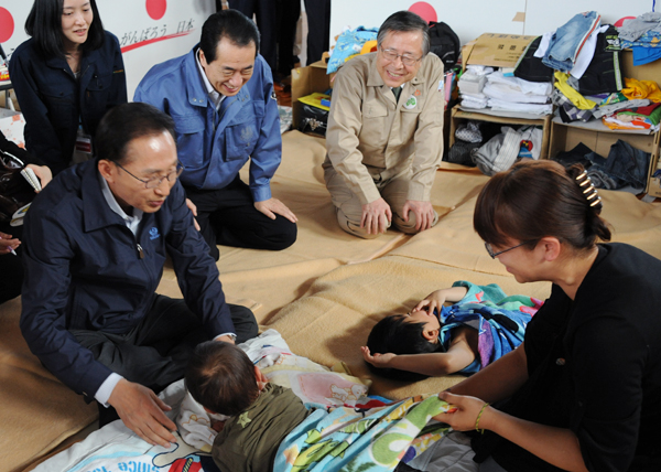 被災者をお見舞いする菅総理と韓国の李明博大統領