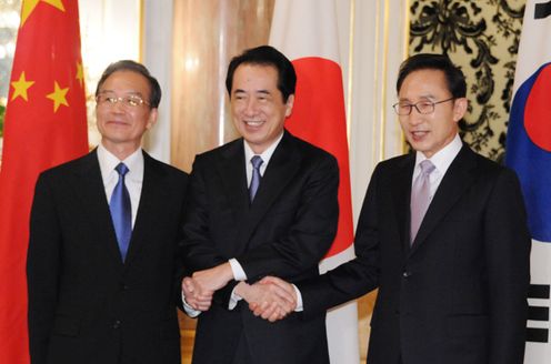 晩餐会を前に写真撮影をする日中韓首脳