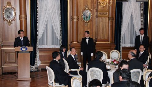 晩餐会で挨拶をする菅総理