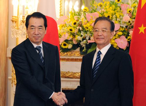 中国の温家宝国務院総理と握手する菅総理