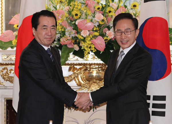 韓国の李明博大統領と握手する菅総理