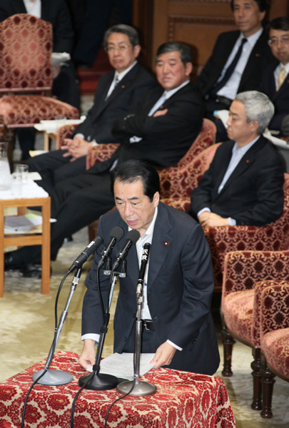 衆議院東日本大震災復興特別委員会で答弁する菅総理１