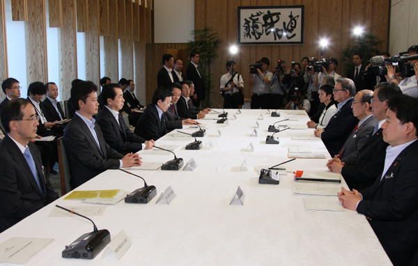 月例経済報告に関する関係閣僚会議に出席する菅総理２