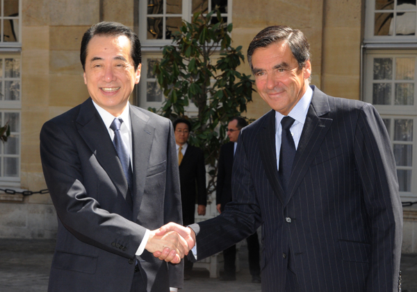 フランス共和国のフィヨン首相と握手する菅総理