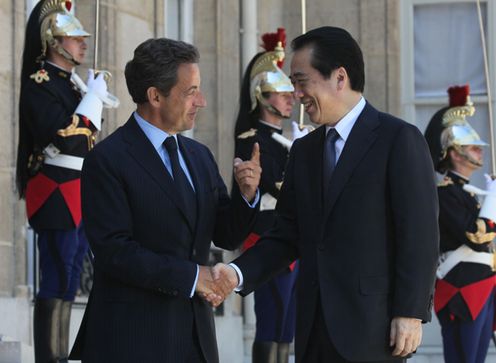 フランス共和国のサルコジ大統領と握手する菅総理
