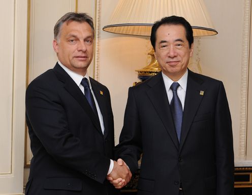 ハンガリー共和国のオルバーン首相と握手する菅総理