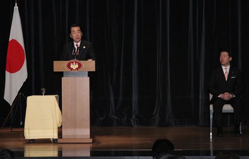 内外記者会見を行う菅総理2