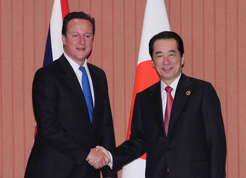 英国のキャメロン首相と握手する菅総理