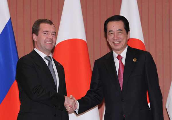 ロシアのメドベージェフ大統領と握手する菅総理
