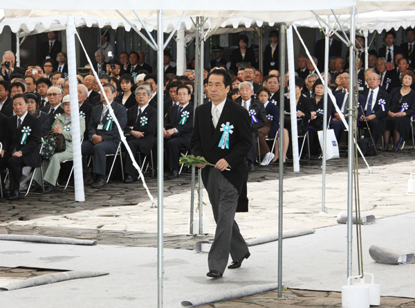 献花する菅総理の写真１