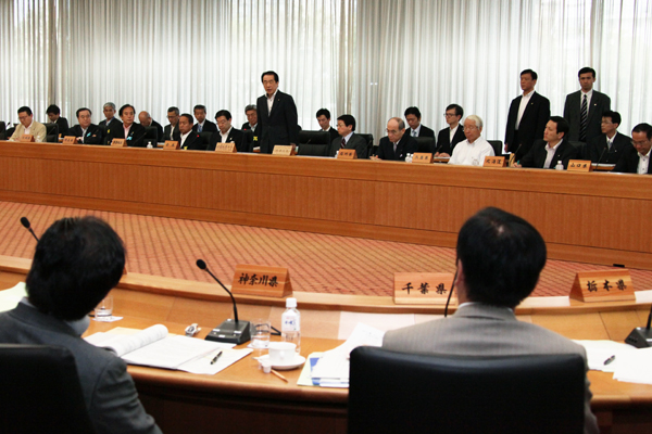 全国知事会議であいさつする菅総理1