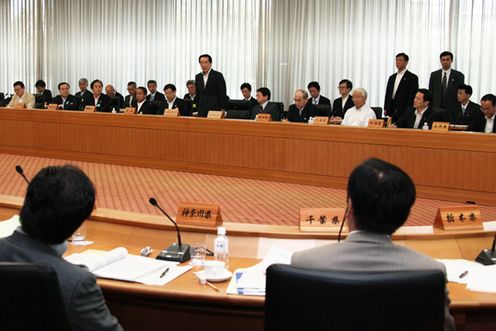 全国知事会議であいさつする菅総理1