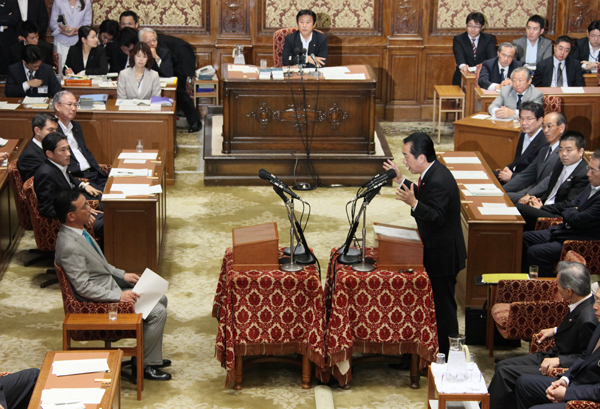 党首討論に臨む菅総理1