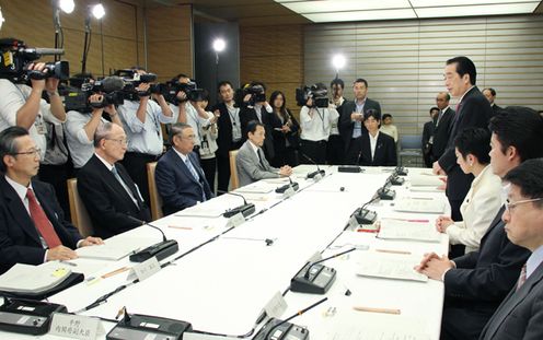 行政刷新会議であいさつをする菅総理2