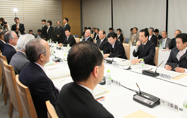 社会保障改革に関する集中検討会議であいさつする菅総理１