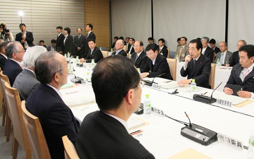 社会保障改革に関する集中検討会議であいさつする菅総理1