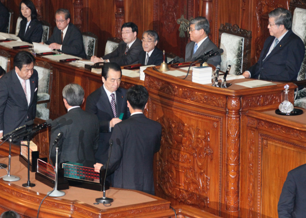 衆議院本会議で投票する菅総理